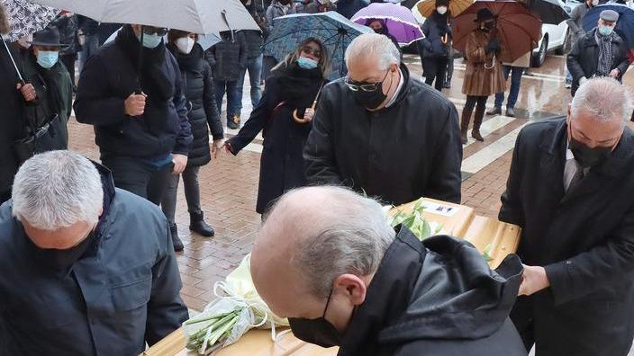 Una folla commossa per Saponaro il parrucchiere che inventò lo stile