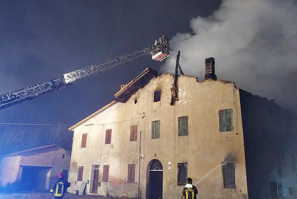 Incendio nella notte Casolare abbandonato distrutto dalle fiamme 
