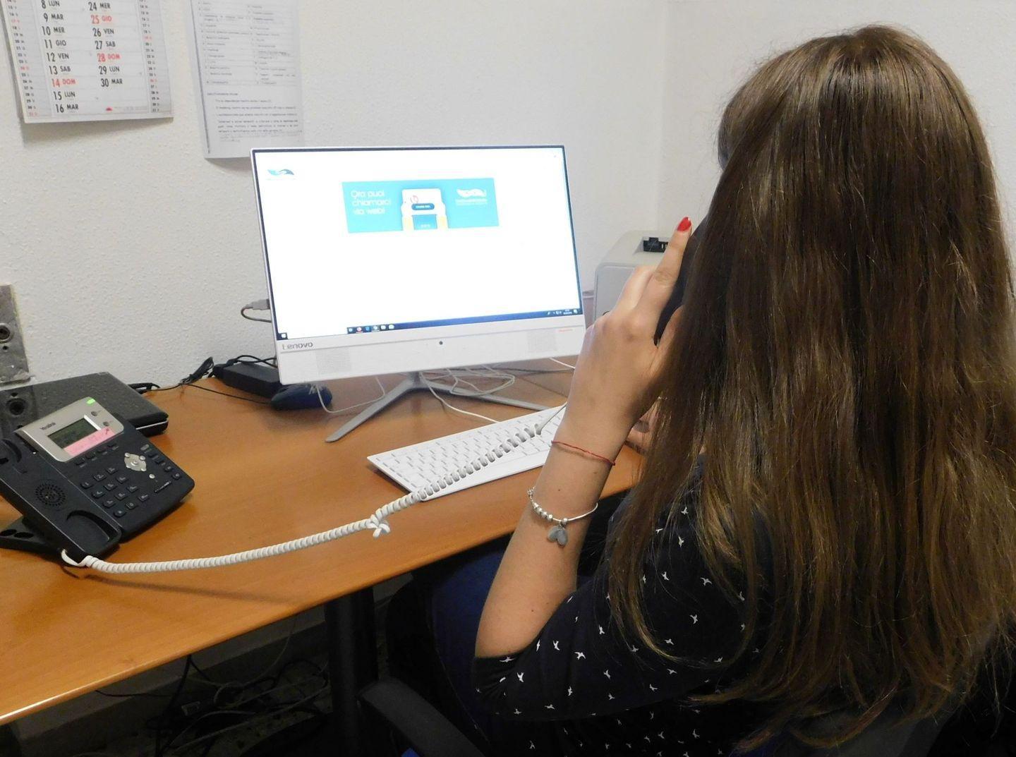 Telefono amico, l’ascolto in soccorso di chi è solo