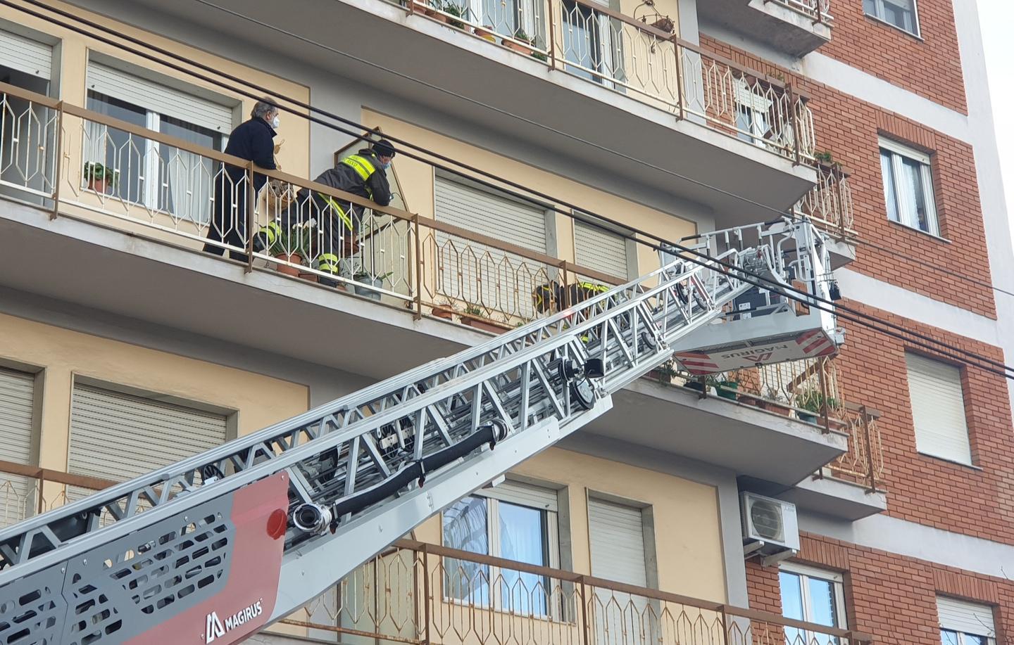 Anziana non risponde, allarme in viale Italia 