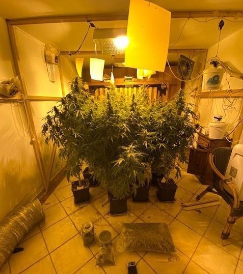 Laboratorio della droga nella casa presa in affitto 