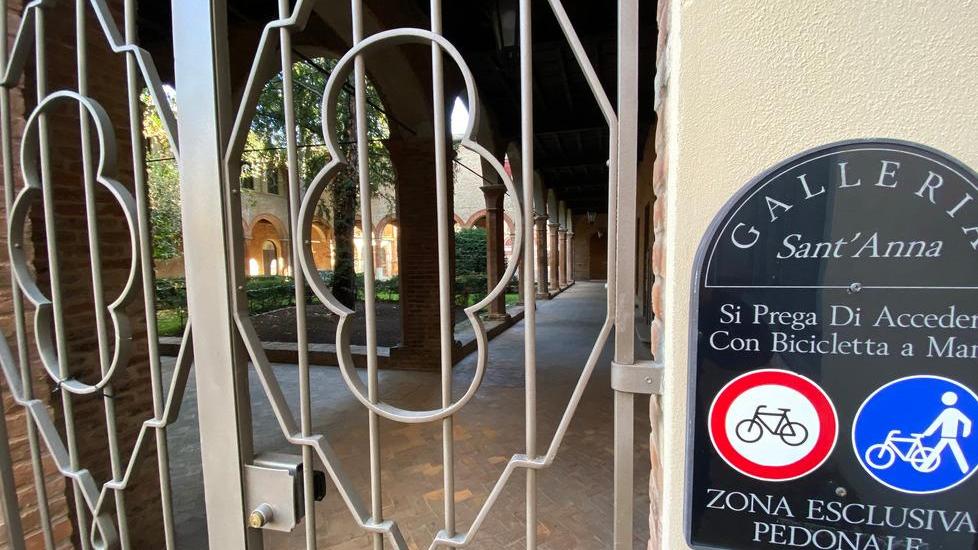 Ferrara, il chiostro “proibito”: lite con il Comune per un cancello chiuso