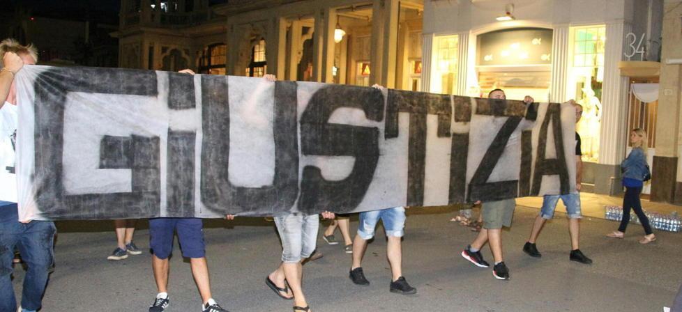 Strage, i familiari delle vittime con le fiaccole davanti alla stazione