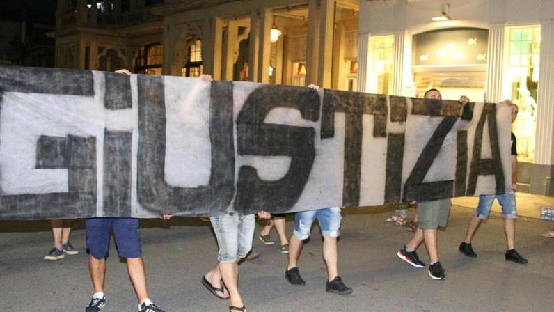 Strage, i familiari delle vittime con le fiaccole davanti alla stazione
