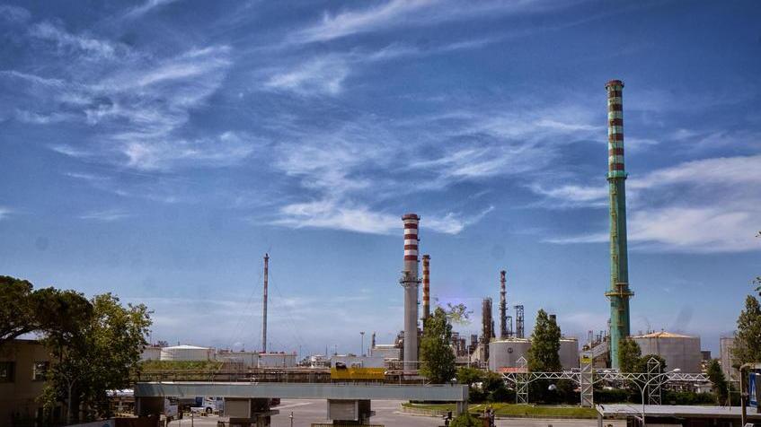 La raffineria Eni a Stagno (foto d’archivio)