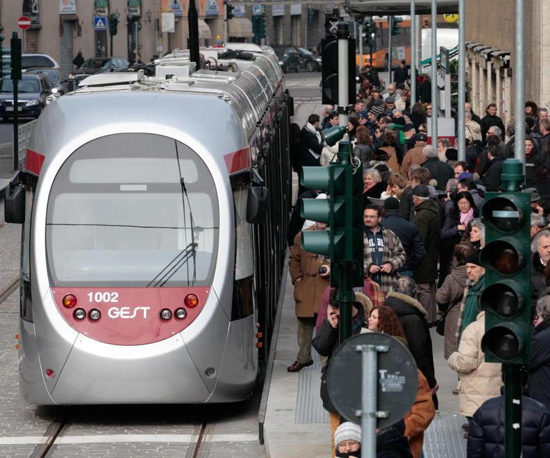 La tramvia veloce di Firenze: l’arrivo di un convoglio a una fermata nel cuore del centro
