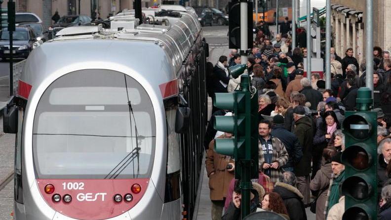 La tramvia veloce di Firenze: l’arrivo di un convoglio a una fermata nel cuore del centro