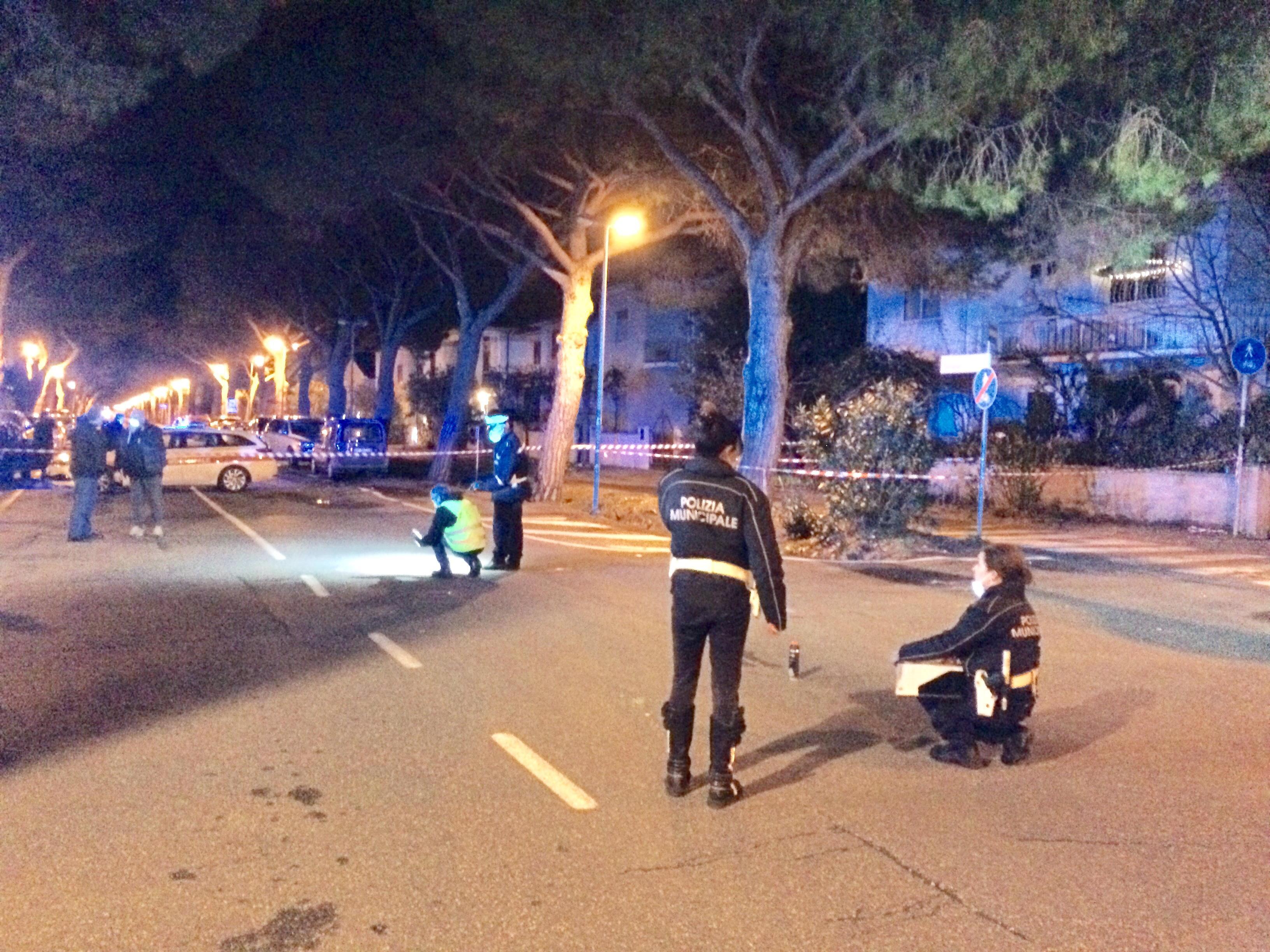 I rilievi della polizia municipale lungo il viale della Repubblica a Cecina (foto Falorni / Silvi)
