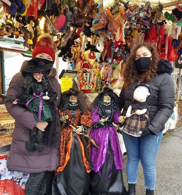 Ferrara, Befana senza feste. Ma la vecchietta rivive sulle bancarelle 