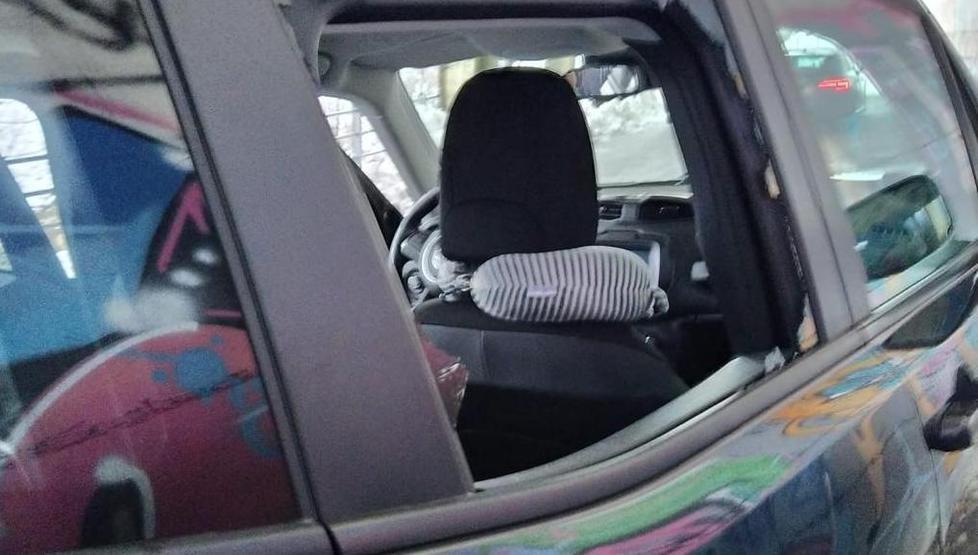 Sfondano il vetro dell’auto per rubare l’attrezzatura