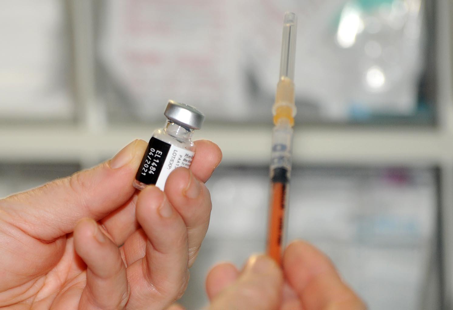 Toscana, record di vaccini nelle Rsa. L’Ars: così calerà la mortalità 