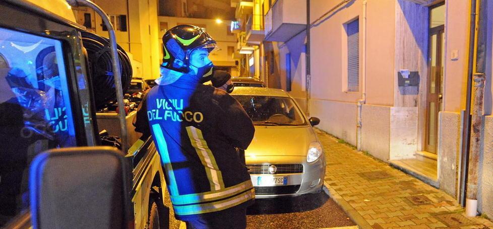 Un vigile del fuoco in via Bellini, sotto l’appartamento dove è morta la donna (foto Paolo Barlettani)