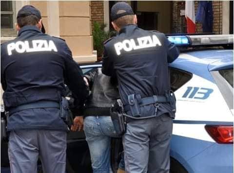 Modena, spacciatore scaglia mountain bike contro poliziotti per fuggire