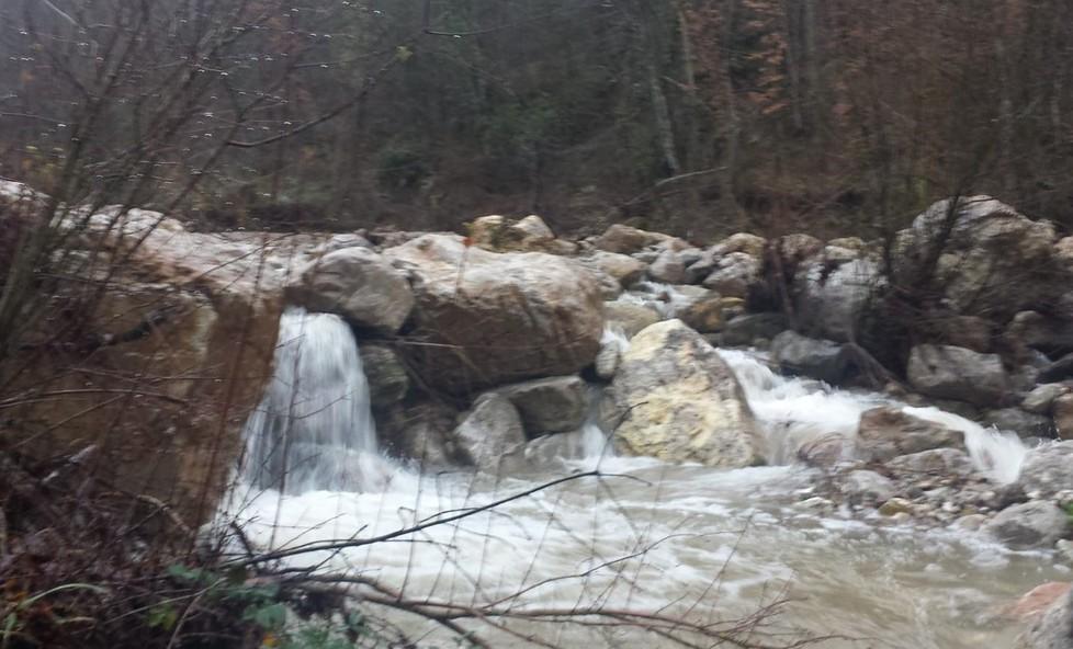 Il Fiora distrugge ettari di campi, un fosso in piena isola Il Ghiacciale 
