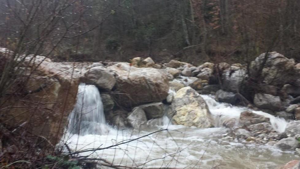Il Fiora distrugge ettari di campi, un fosso in piena isola Il Ghiacciale