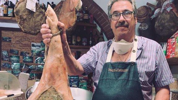 Ucciso dall'auto pirata a Cecina, addio Flavio: una vita dietro al bancone sempre col sorriso