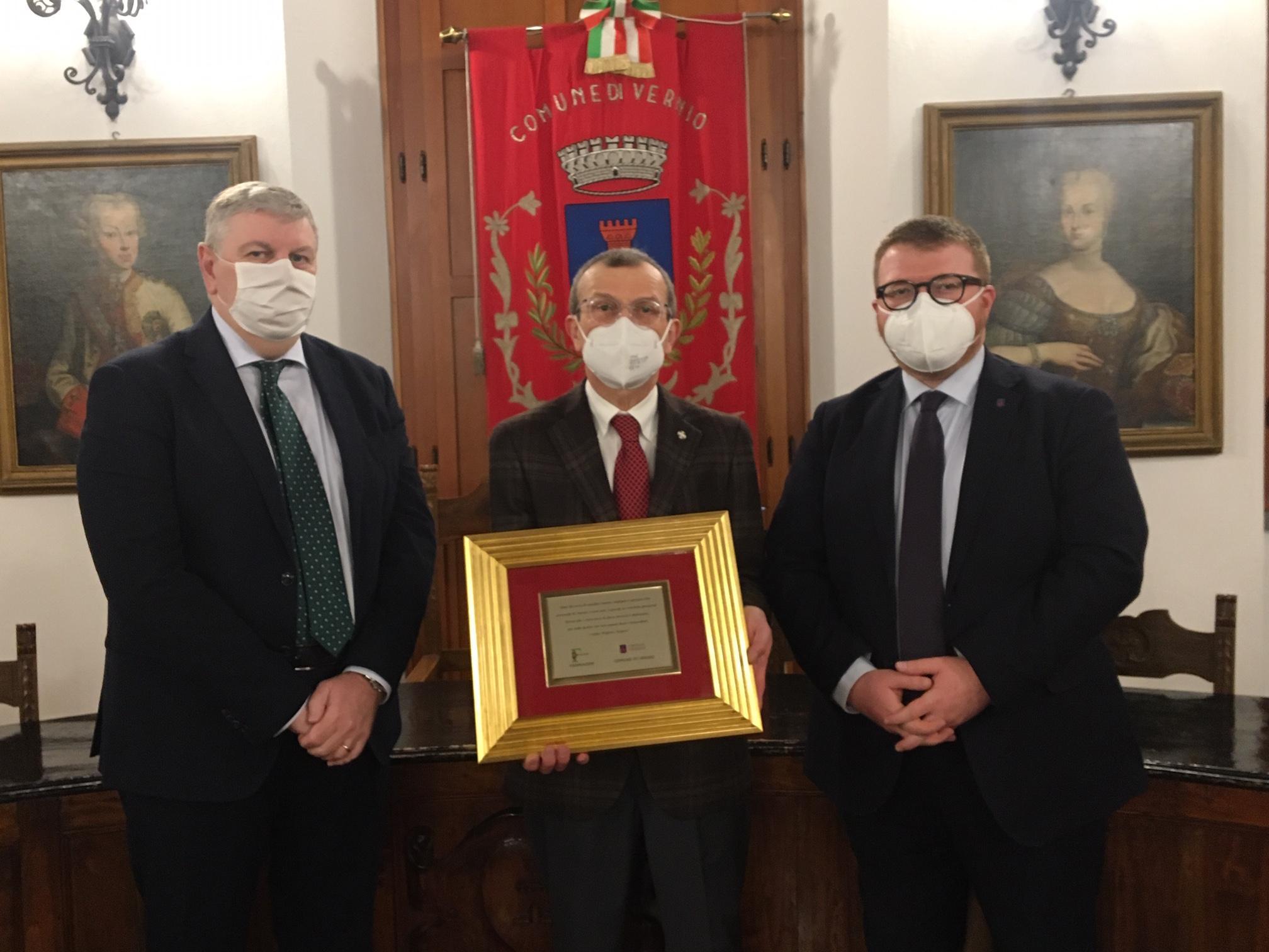 Stefano Sanesi (al centro fra Natali e Morganti) con la targa
