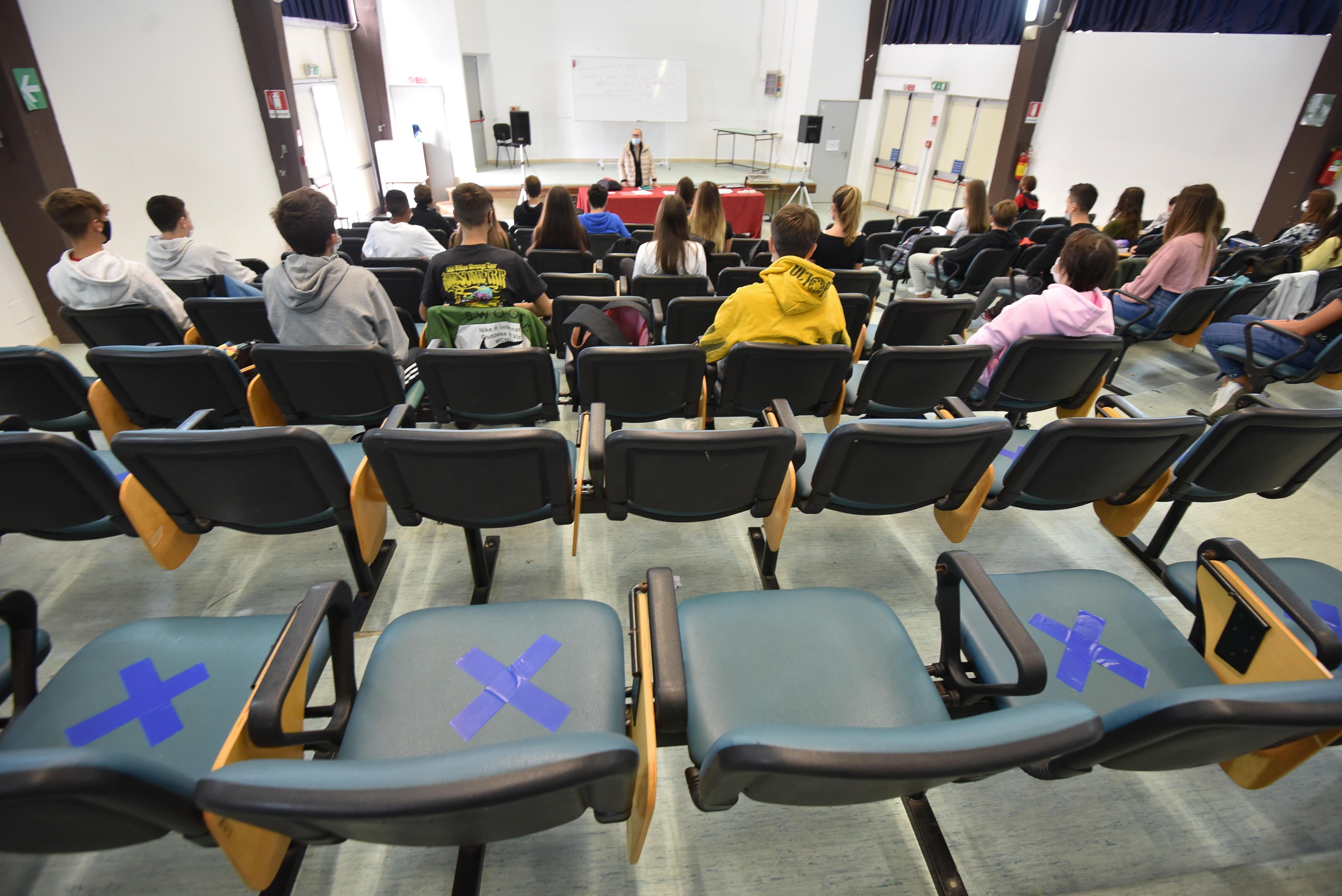 A scuola torneranno classi intere, si alterneranno giorni in aula e a casa 