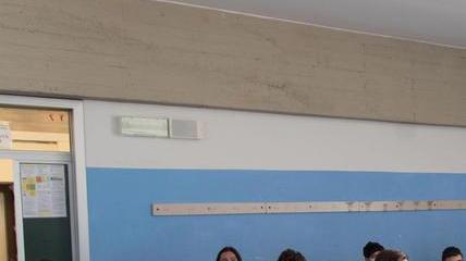 Lezione con banchi distanziati e mascherini all'Iti Fermi