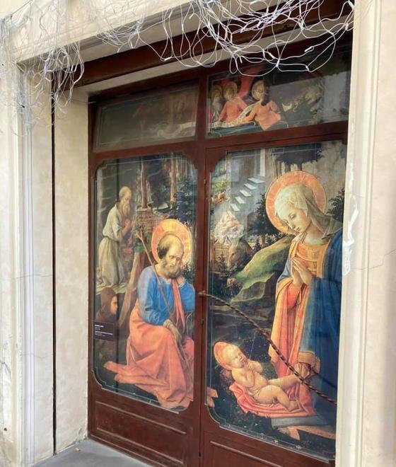 Pd: vetrine dei fondi sfitti coperte con stampe 