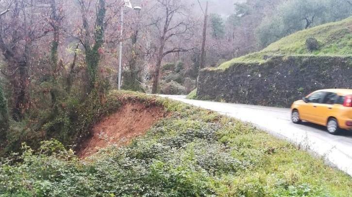 Piccolo smottamento sulla strada della montagna