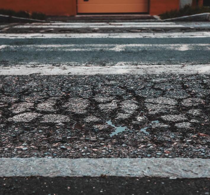 Viale Marconi pieno di buche, come otto anni fa 