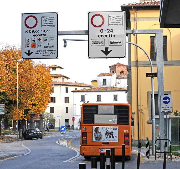 Poche auto in circolazione e i verbali si dimezzano