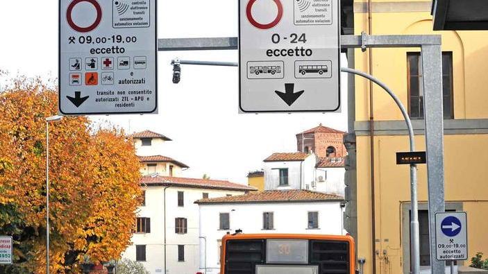 Poche auto in circolazione e i verbali si dimezzano
