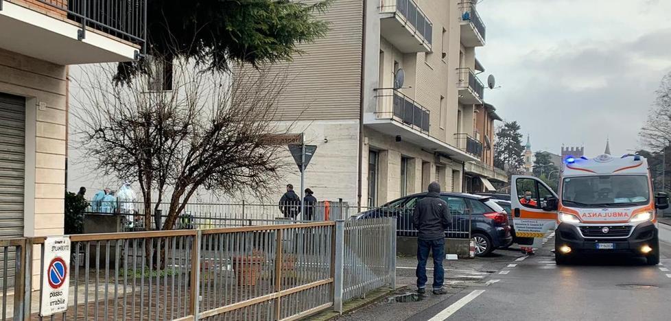 Pulisce i vetri di casa ma precipita in giardino Ferita donna di 42 anni 