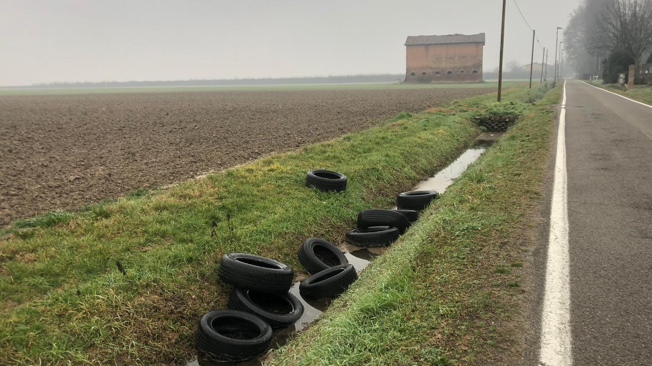Ravarino Pneumatici abbandonati La polizia locale indaga sul gommista abusivo