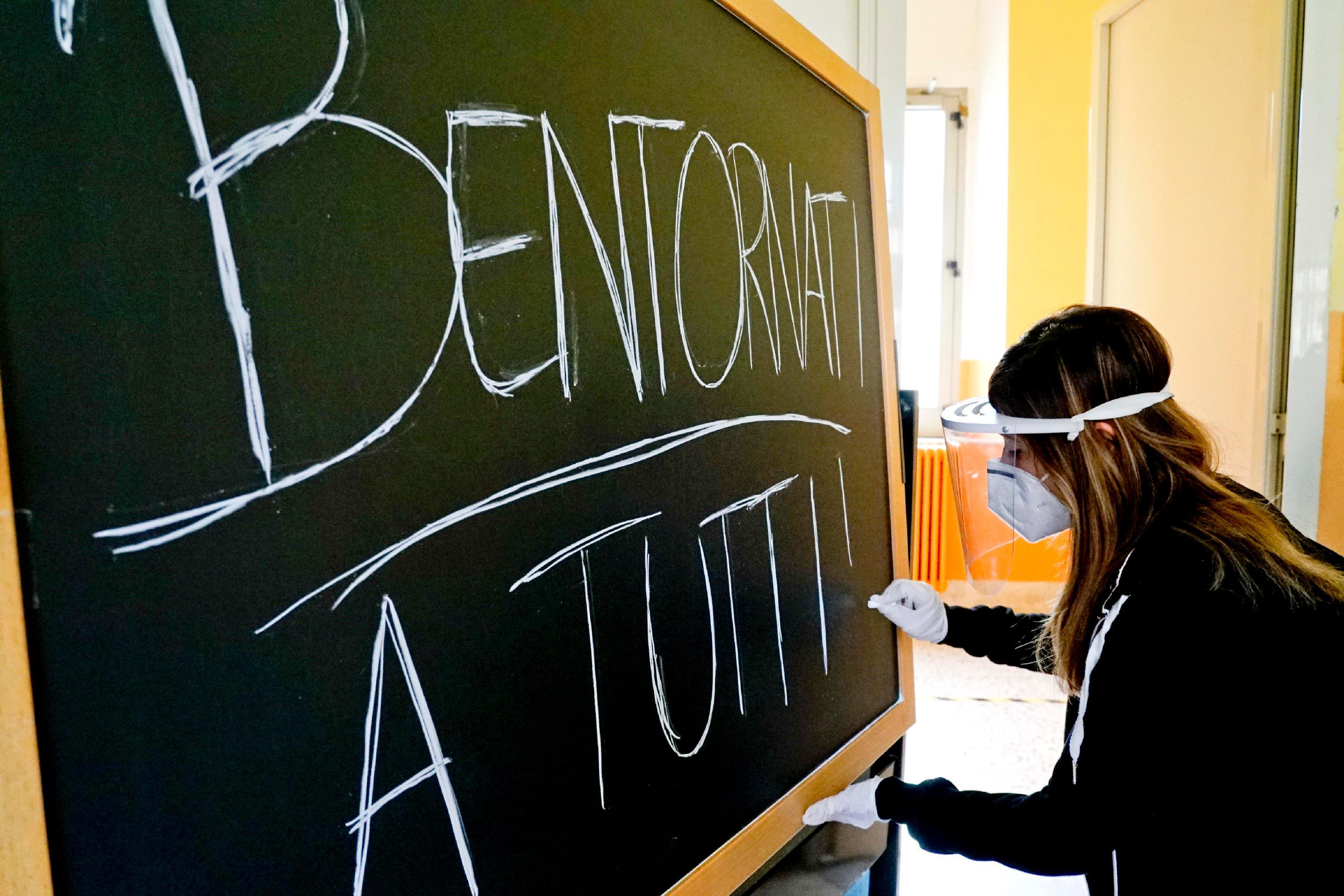 Lite sulla scuola, colpo di scena nella notte: la riapertura delle superiori slitta all'11 gennaio 