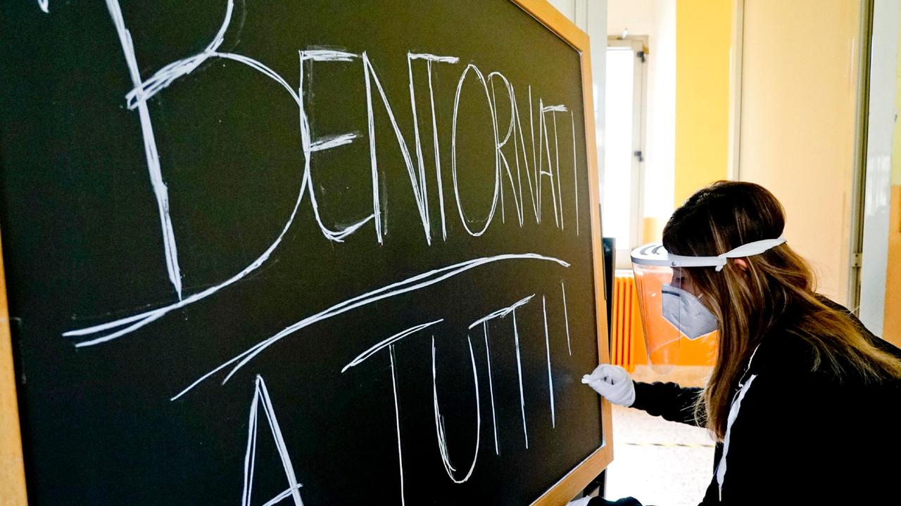 Lite sulla scuola, colpo di scena nella notte: la riapertura delle superiori slitta all'11 gennaio