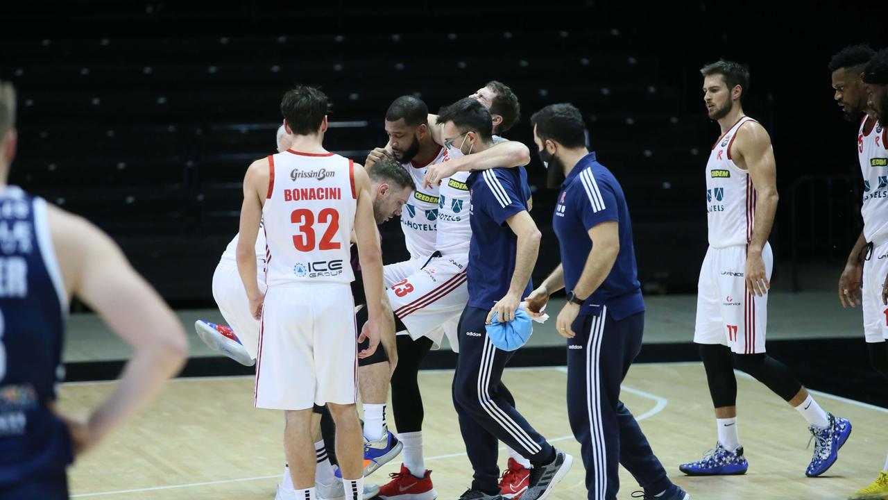 Justin Johnson viene portato fuori dal campo dopo l'infortunio