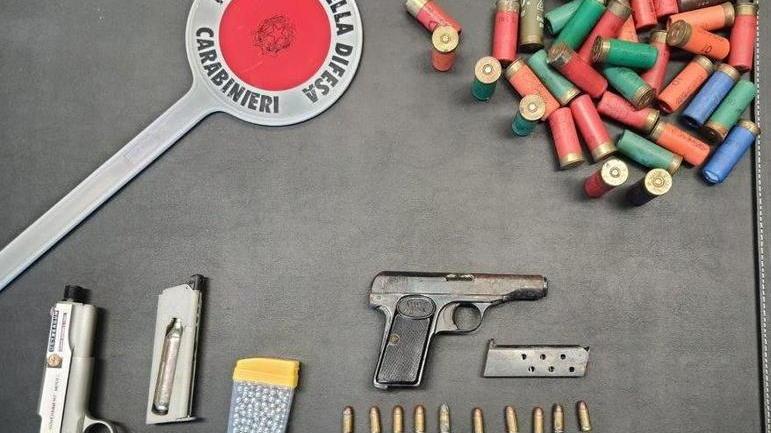 Le pistole, i proiettili e le cartucce sequestrate