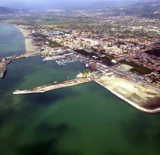 Una veduta del porto di Marina di Carrara
