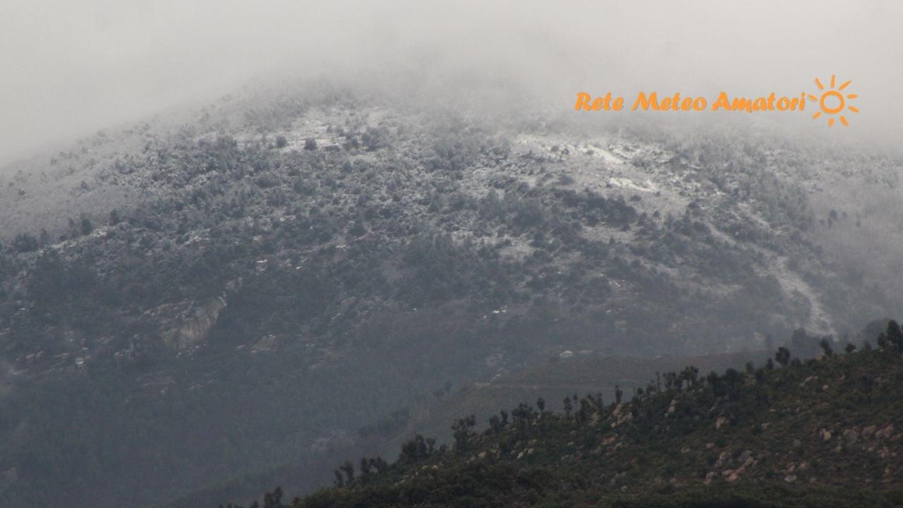 Nella foto di Rete meteo amatori la neve caduta sul Monte Serra nella mattina del 5 gennaio