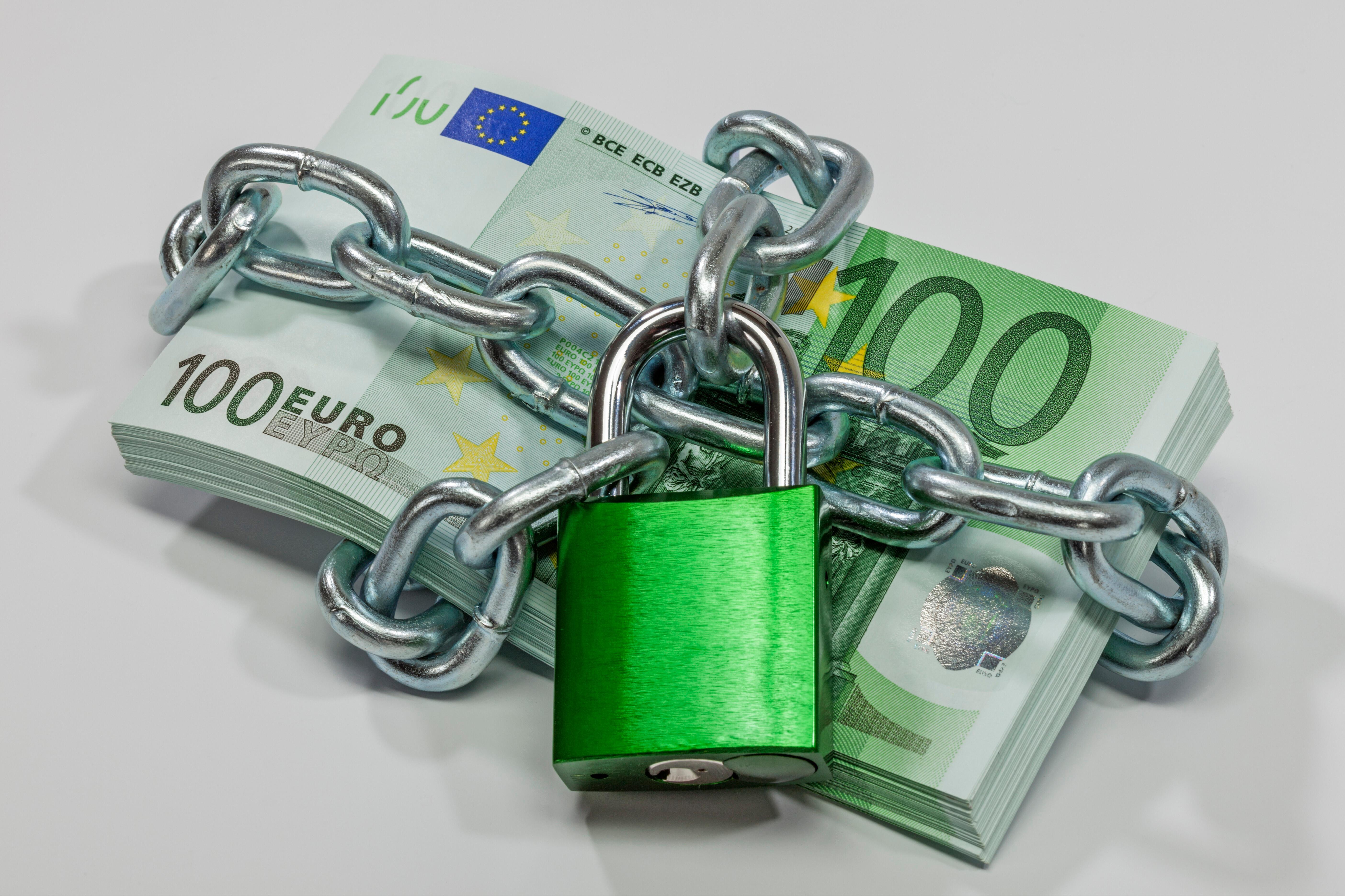 Banche e clienti scrivono all’Europa: «Slittare il blocco dei conti correnti» 