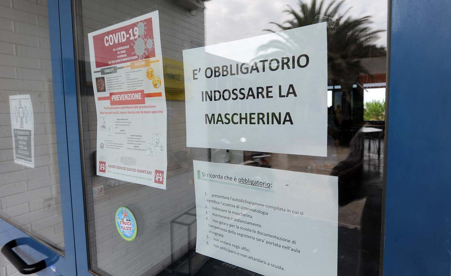 Cartelli con le regole anti-Covid fuori da una scuola (foto Pabar)