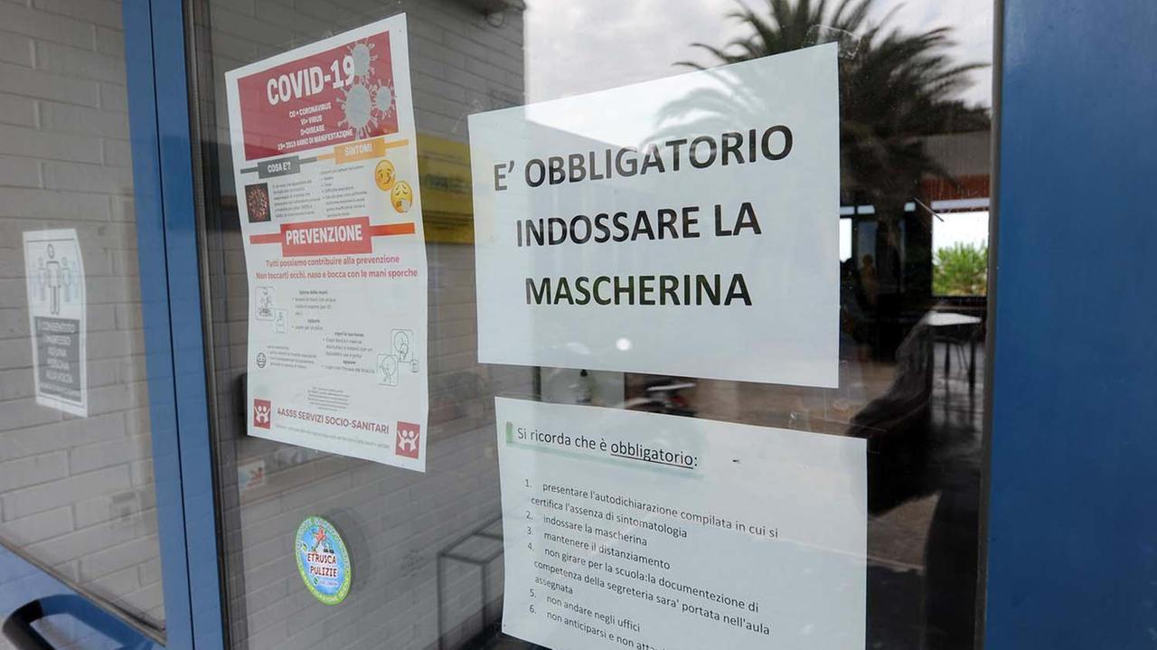 Cartelli con le regole anti-Covid fuori da una scuola (foto Pabar)
