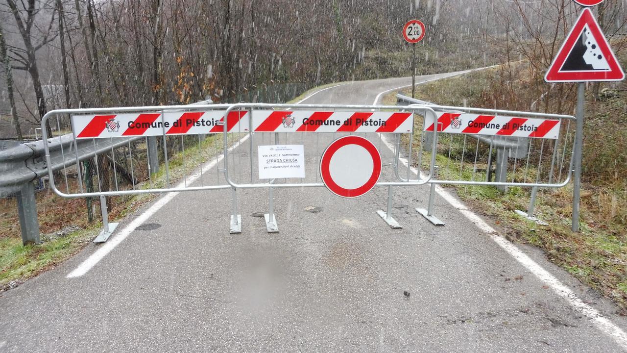 Cadono massi, chiuso a Pistoia un tratto di via Valdi e Sammomé