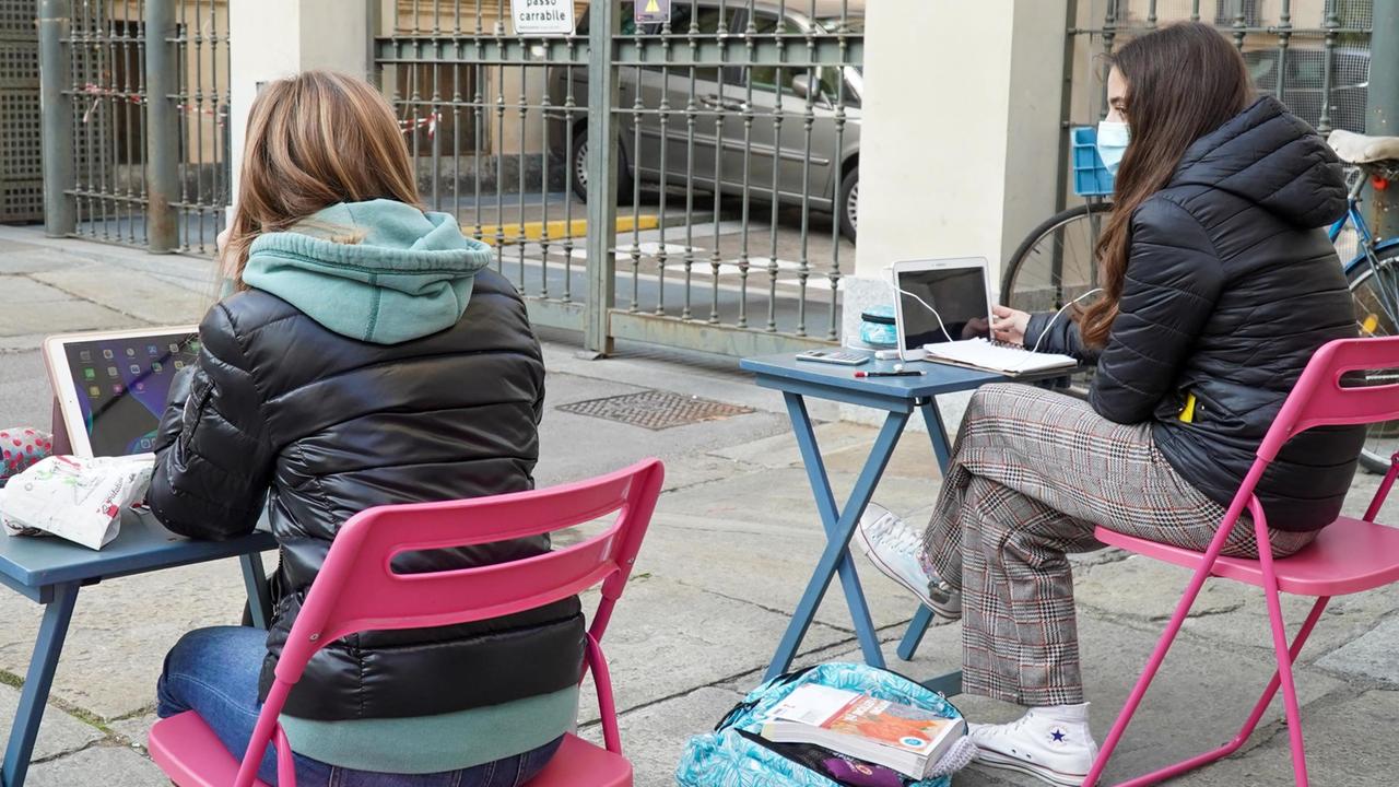Superiori in classe lunedì 11, tutti gli altri il 7. Nardella: "Sulla scuola basta tira e molla"