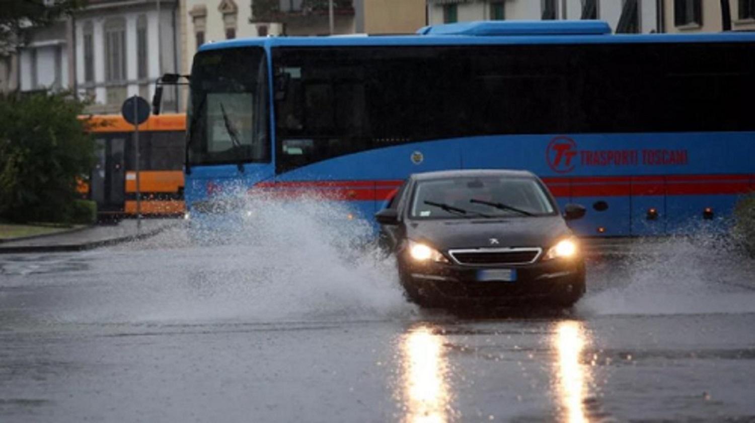 Un'auto durante la pioggia a Livorno (foto d'archivio)