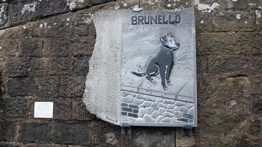 Un bassorilievo per Brunello e il suo amore incondizionato