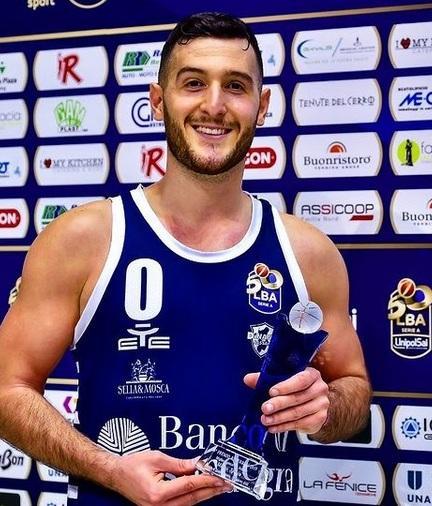 Marco Spissu con il premio Reverberi 2018/19 ricevuto domenica