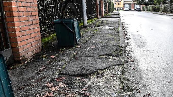 Crateri nei marciapiedi di via don Innocenzo Lazzeri
