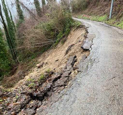 Famiglie e attività isolate a Bagni per una voragine lungo la strada 