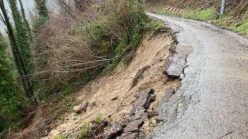 Famiglie e attività isolate a Bagni per una voragine lungo la strada