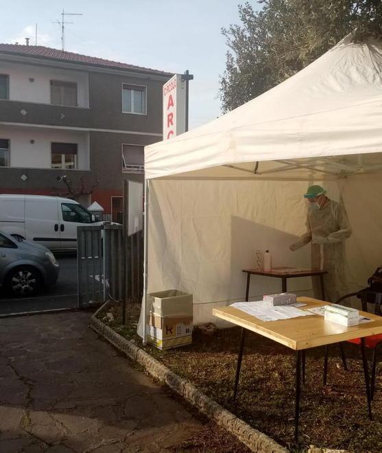 Al circolo La California spesa solidale e tamponi