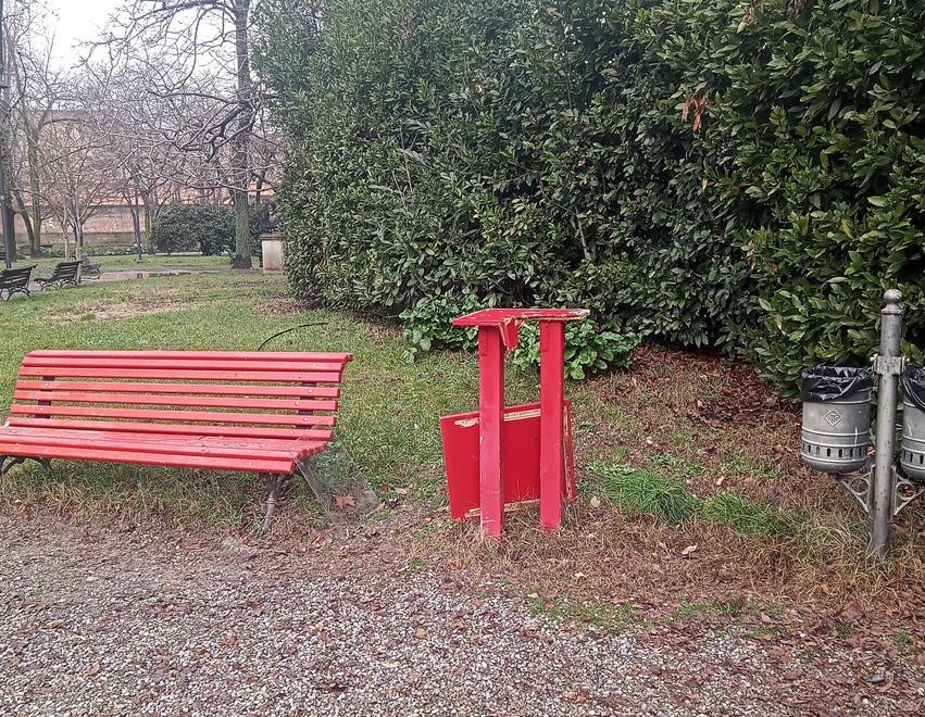 Vandali distruggono la teca dei libri dalla panchina rossa