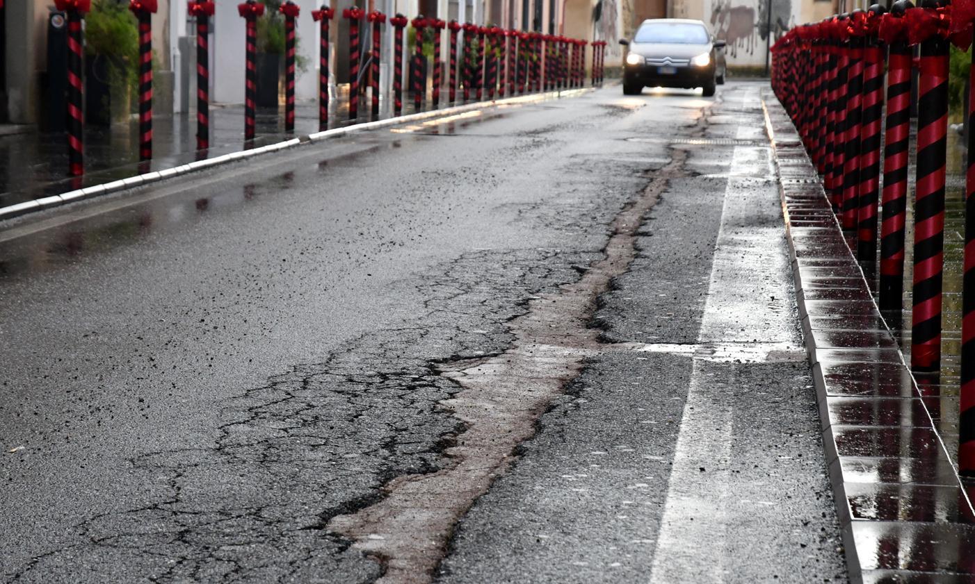 La strada mai riparata dopo i lavori